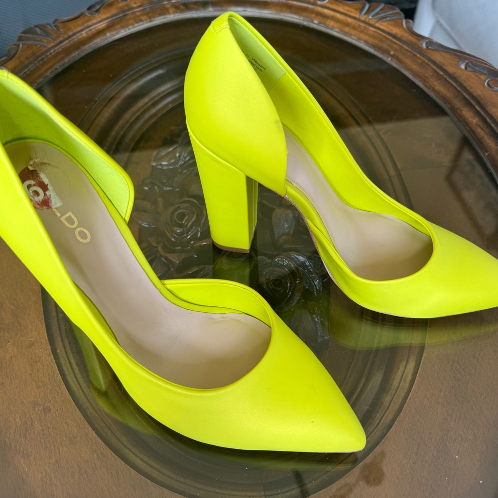 Aldo size 6.5. Brand new with tag. Beautiful lime color.